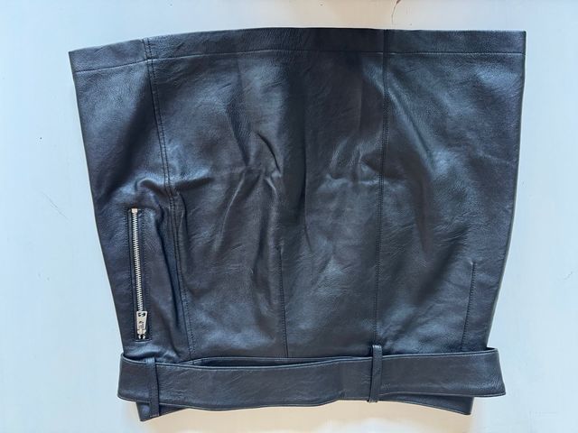 Falda negra con cinturón y cremallera