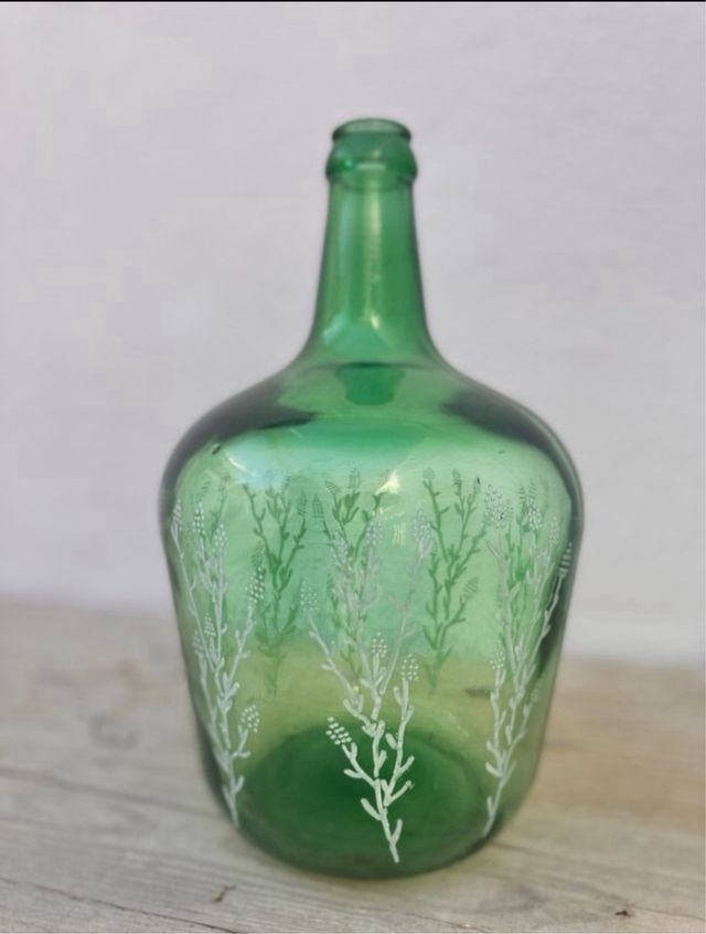 Lámpara de mesa verde con diseño de hele.