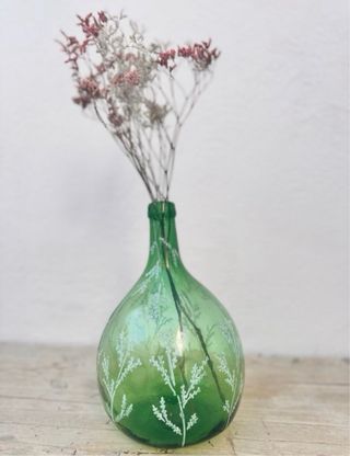 Lámpara de mesa verde con diseño de hele.