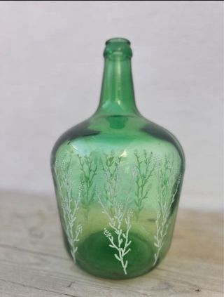 Lámpara de mesa verde con diseño de hele.