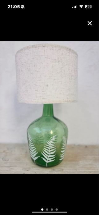 Lámpara de mesa verde con diseño de hele.