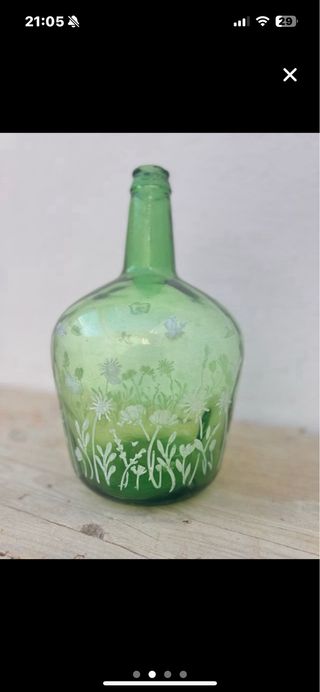 Lámpara de mesa verde con diseño de hele.