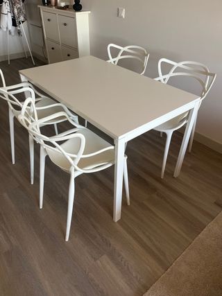 tavolo da pranzo e 4 sedie bianche