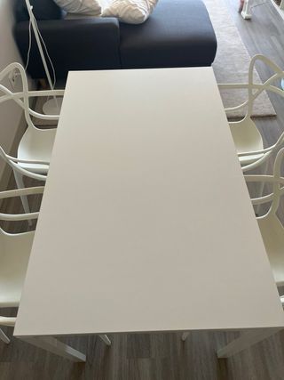 tavolo da pranzo e 4 sedie bianche