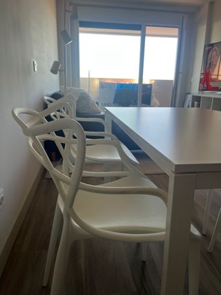 tavolo da pranzo e 4 sedie bianche