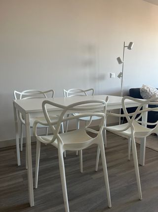 tavolo da pranzo e 4 sedie bianche