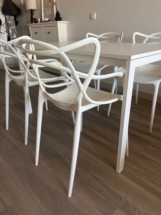 tavolo da pranzo e 4 sedie bianche