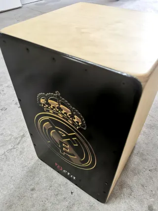 Cajón Flamenco Real Madrid Beta y funda. 