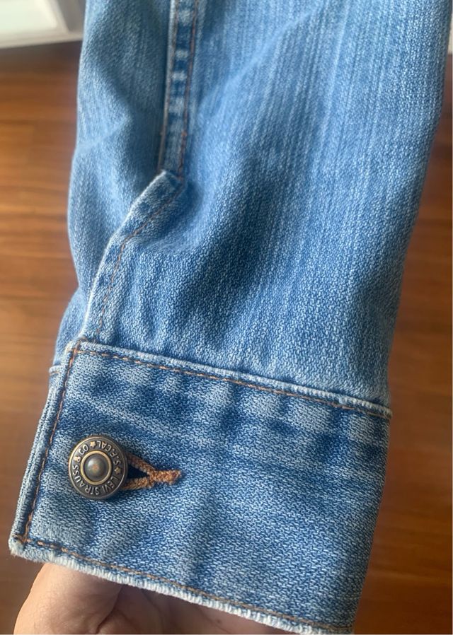 Cazadora Vaquera Levi's Talla M
Es amplia