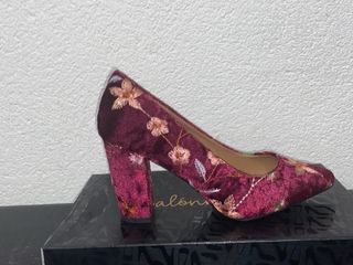 Zapatos de tacón mediano en color burdeos bordados