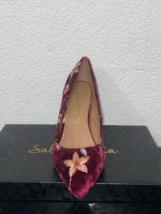 Zapatos de tacón mediano en color burdeos bordados