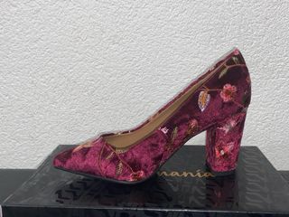 Zapatos de tacón mediano en color burdeos bordados