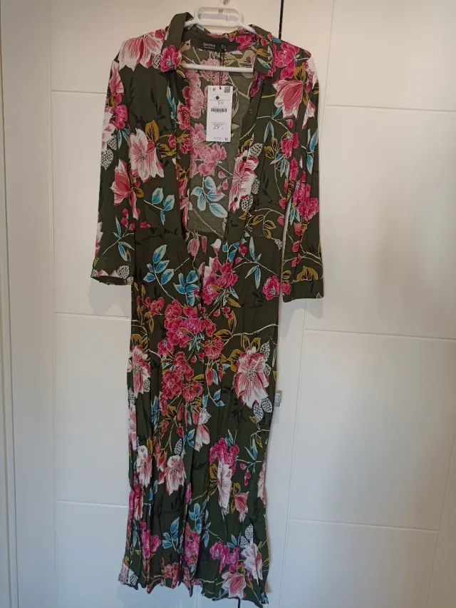 Vestido Bershka floral media manga talla S