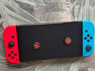 Nintendo Switch OLED blu e rosso