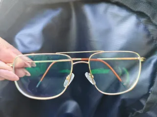 Montura de gafas dorada