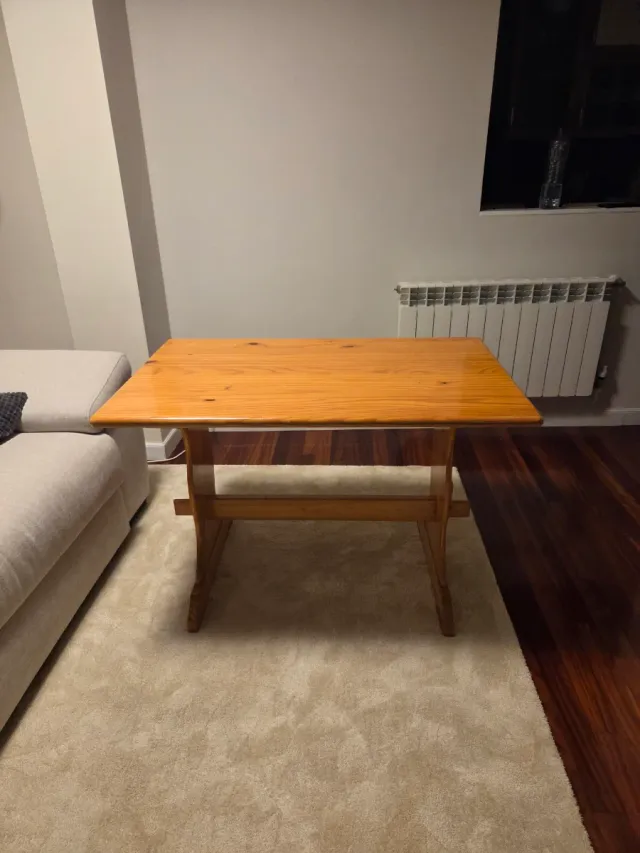 Mesa rústica de madera