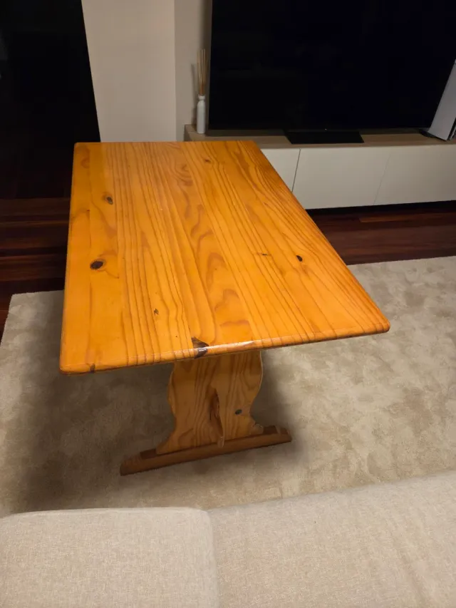 Mesa rústica de madera