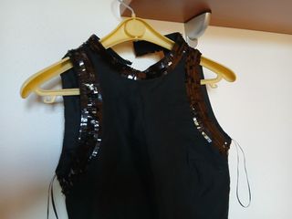 Top nero con paillettes oro