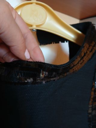Top nero con paillettes oro