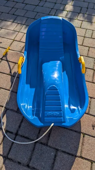 Slittino blu con corda e maniglie gialle