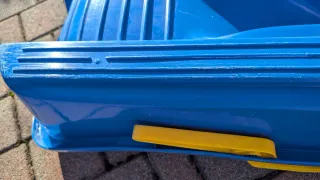 Slittino blu con corda e maniglie gialle