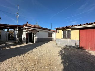 Casa adosada en venta en Utrera