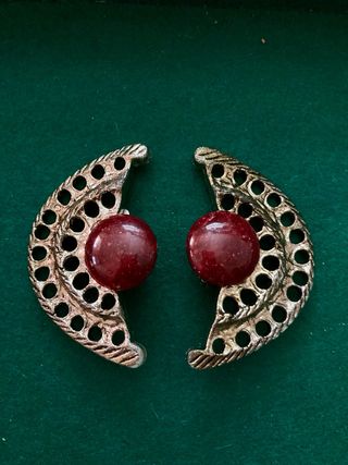 Pendientes vintage dorados con piedra roja