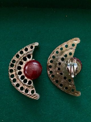 Pendientes vintage dorados con piedra roja