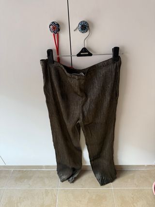 Pantalones brillantes dorados y verde oliva