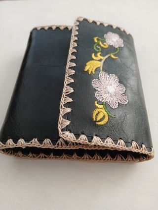 Cartera de piel bordada