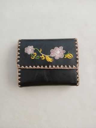 Cartera de piel bordada