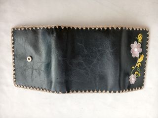 Cartera de piel bordada
