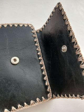 Cartera de piel bordada