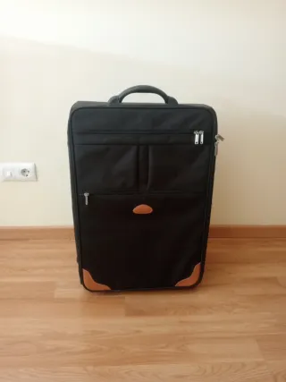 Maleta de viaje negra grande.