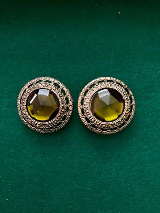 Pendientes vintage dorados con piedra verde