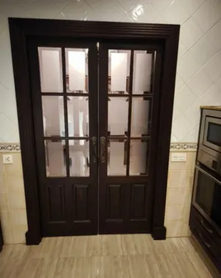 Puerta doble madera maciza con cristales biselados