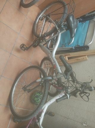 Bicicleta blanca y rosa