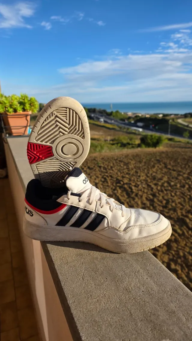 Scarpe Adidas tipo sneaker, Bianche e Blu.