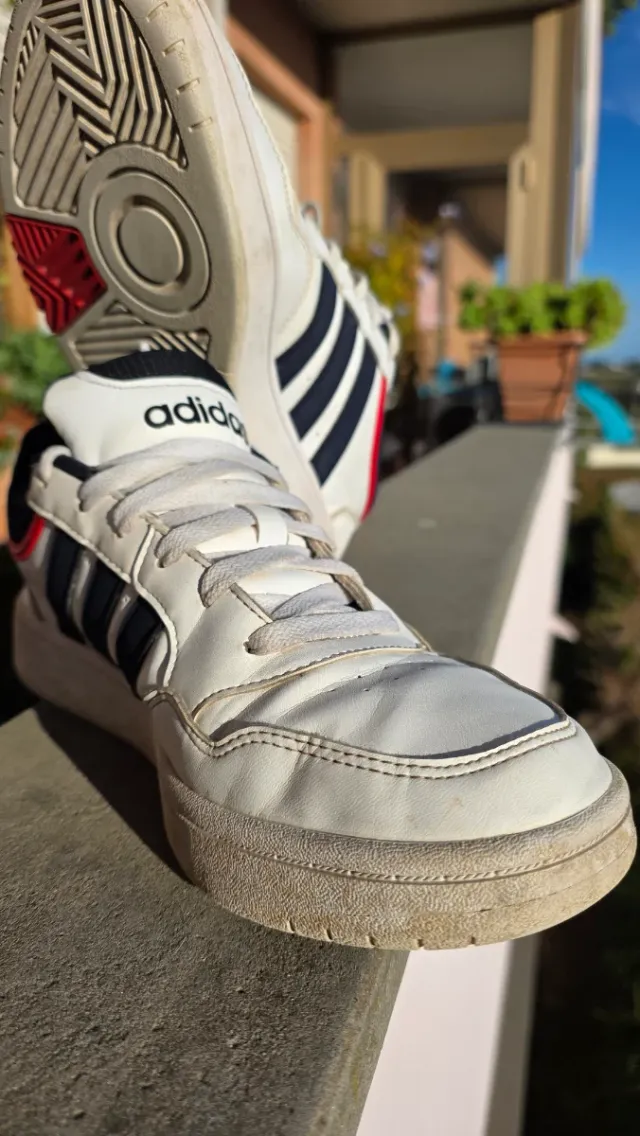 Scarpe Adidas tipo sneaker, Bianche e Blu.