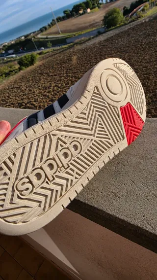 Scarpe Adidas tipo sneaker, Bianche e Blu.