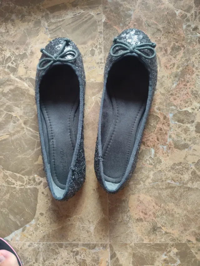 Manoletinas grises con brillos y lazo