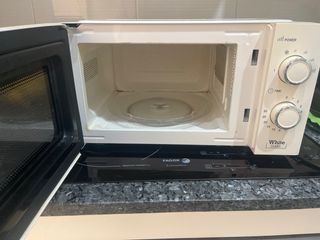Microondas Orbegozo blanco