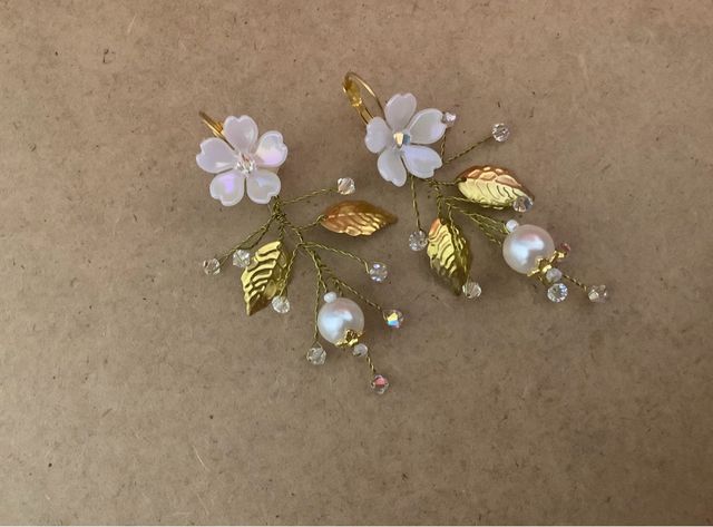 Pendientes de flor dorados y blancos
