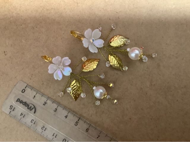 Pendientes de flor dorados y blancos