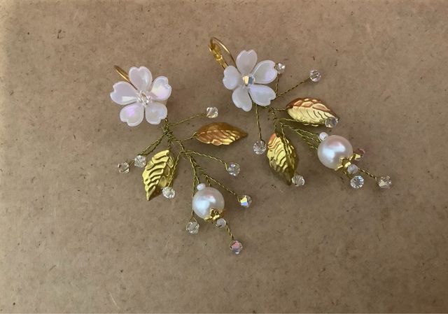 Pendientes de flor dorados y blancos