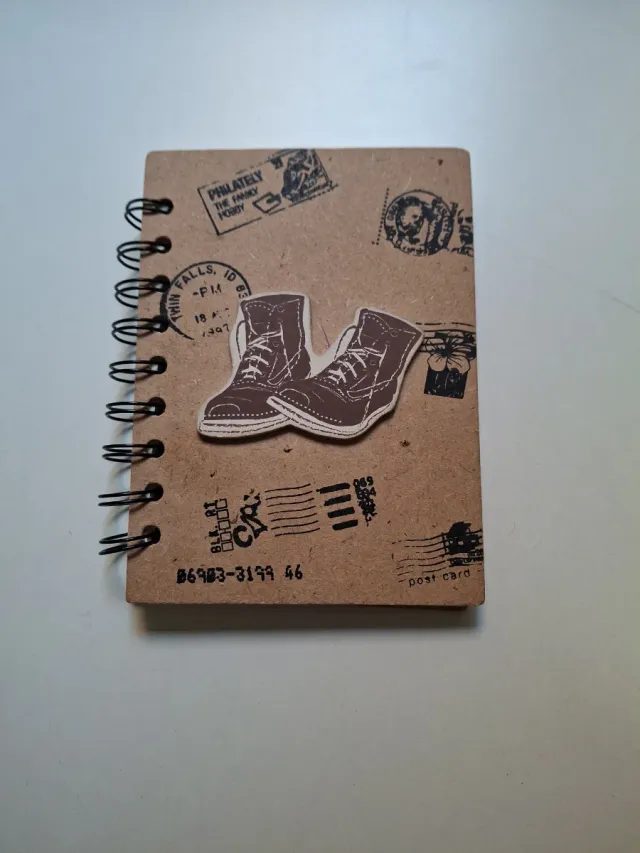 Libreta tapa dura con botas y sellos