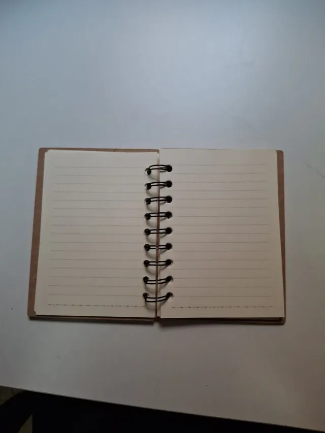 Libreta tapa dura con botas y sellos