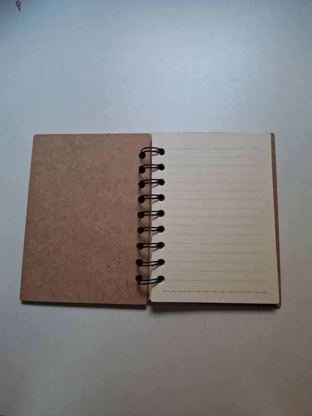 Libreta tapa dura con botas y sellos