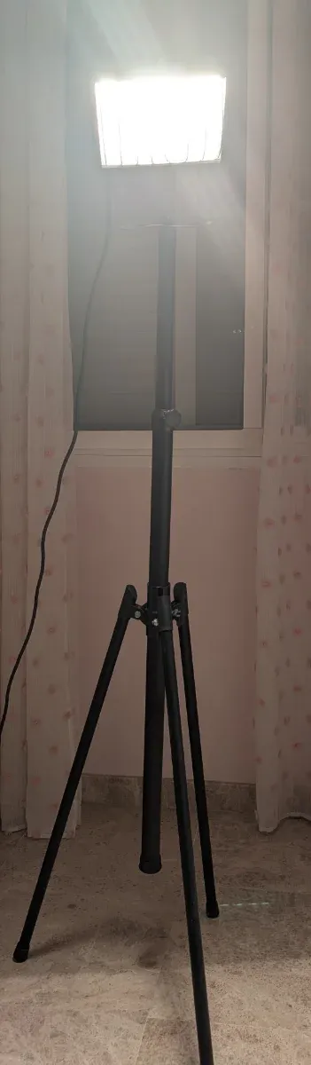 Foco LED con trípode