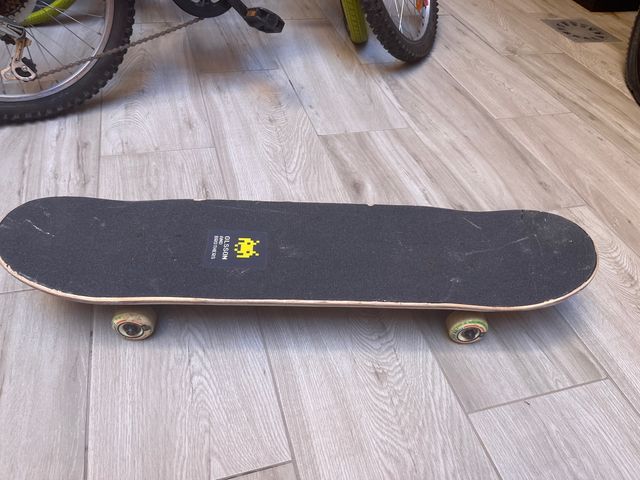 Skate con ruedas y lija